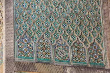 メクネスのマンスール門の幾何学模様が重なる緑のタイルの装飾