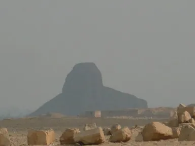 ダハシューの崩れかけた黒いピラミッドの光景