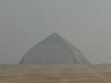 ダハシューの屈折ピラミッドと砂漠の景色