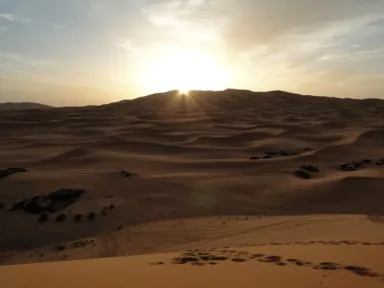 メルズーガのサハラ砂漠から昇る力強い朝日の光景
