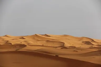 メルズーガのサハラ砂漠の水のように遠くまで流れる姿