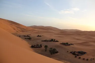 メルズーガの砂漠が大地に替わる境目の景色