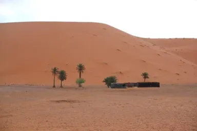 サハラ砂漠の砂の丘の下にある平らな大地の景色