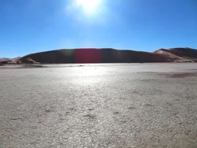 ナミブ砂漠の白い大地が太陽を反射して鏡のような姿になっている様子