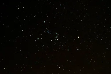 ナミブ砂漠の夜の空のオリオン座の中に見たこともない数の星が隠れている光景