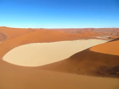 ナミブ砂漠のビックダディから見下ろす真っ白な大地のデッドフレイの景色