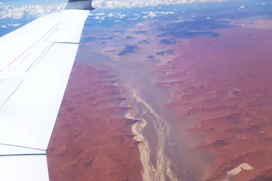 飛行機から見たナミブ砂漠の割れ目とソススフレイとデッドフレイの景色
