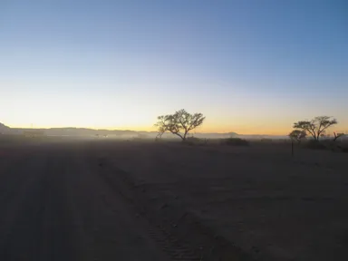 ナミブ砂漠の朝日がもうすぐ上る時間のオレンジに染まりだす光景の見どころ