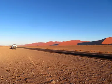 ナミブ砂漠が2つに割れて続く天然の道の光景