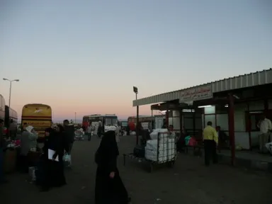 ヌエバアのフェリー乗り場が夕日に包まれる姿