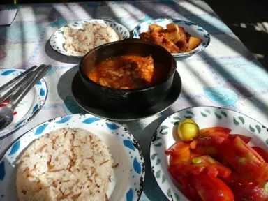 エジプト料理のご飯と煮物料理の光景