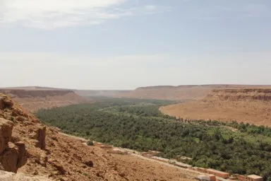 カスバ街道の巨大な谷を埋めるのは緑の森の風景