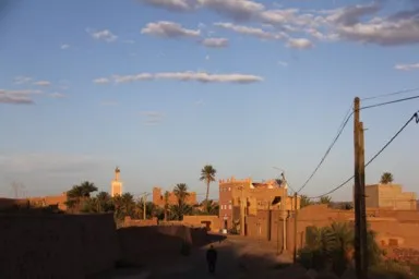 ワルザザートの素朴な裏道に並ぶ家々に夕暮れがオレンジに染めていく光景