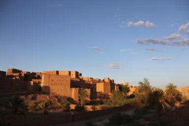 ワルザザートのタウリルト・カスバの夕日でオレンジに染まる風景