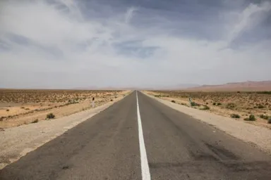 カスバ街道の荒野にまっすぐ一直線に延びる道