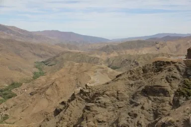 ワルザザートの峠の上から眺める荒々しい大地の姿