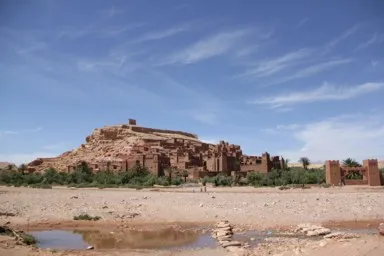 丘に塔がいくつも立ち上がるアイト・ベン・ハドゥの村の下からの光景