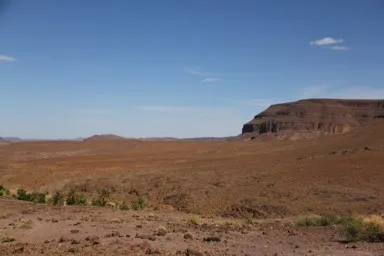 ワルザザートの広大な荒れた大地と岩山の景色