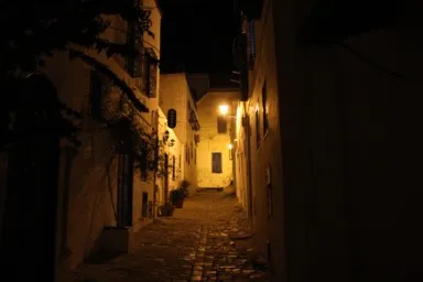 シディブサイドの夜のオレンジの明かりが優しく灯る裏路地の光景