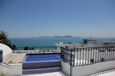 シディブサイドの丘の上のホテルのプールと地中海の青