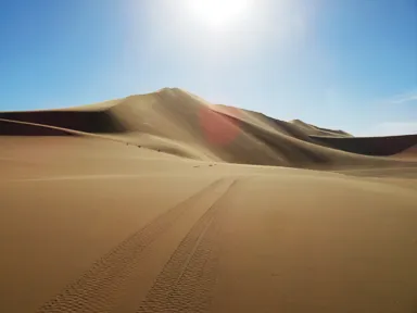 ウォルビス・ベイのバギーで走る後ろには静けさが追いかけてくる砂漠の風景