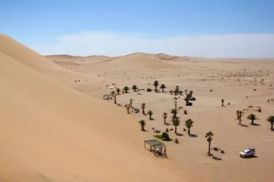 ウォルビス・ベイの砂丘の上から平らな大地を眺める様子