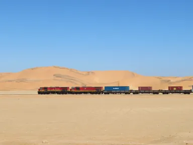 ウォルビス・ベイの砂漠と貨物列車が走る光景