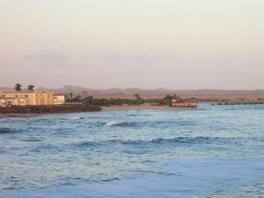 スワコップムントの大西洋の海とナミブの砂漠と街