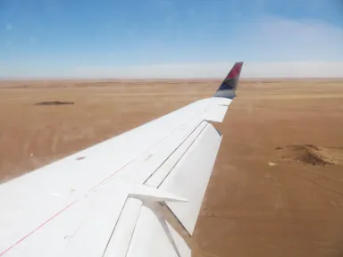 ウォルビス・ベイの砂漠の空港に着陸する飛行機の着陸寸前の景色
