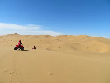 ウォルビス・ベイの砂丘をバギーで走る光景