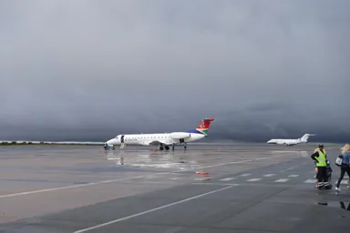 ウィントフックの空港の濃い雲が近づいてくる様子