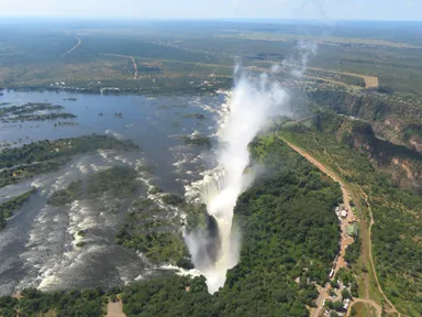 ヴィクトリアフォールズの大地に傷がついたような一直線のラインから上げる水煙の風景