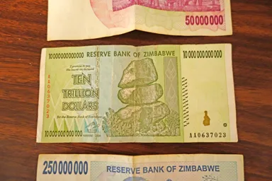 ジンバブエの10兆ドルと2億5千万ドルと5千万ドルの3つのお札