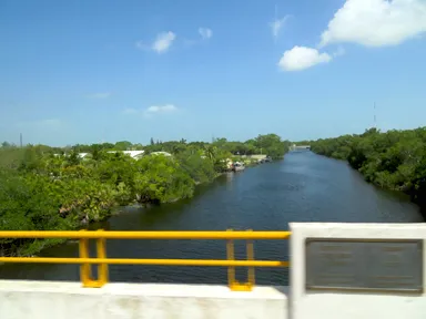 ベリーズシティの国境を越えてメキシコへ川を渡る光景