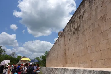 チチェンイッツァの古代の球技場として使われた輪っかの遺跡の景色