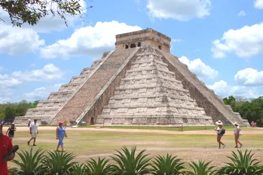 チチェン・イッツァのピラミッドが青空に映える壮大な姿。