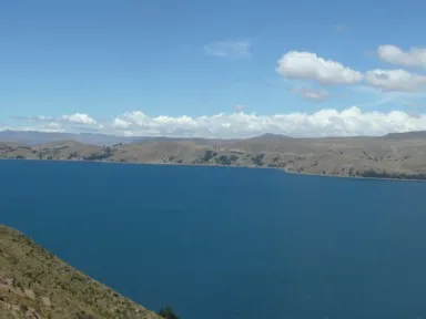 チチカカ湖がインディゴブルーに染まる風景