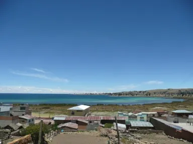 ボリビア入国直後の真っ青なチチカカ湖を望む光景