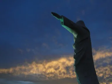 クスコの丘の上のクリスト・ブランコに立つ夕暮れのキリスト像