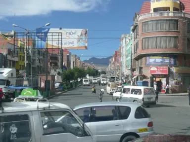 世界一標高の高い街エル・アルトの車が行き交いにぎやかさの中にも大きな山が見える景色
