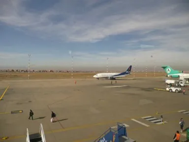 エル・アルトの空港で飛行機が飛ぶ様子