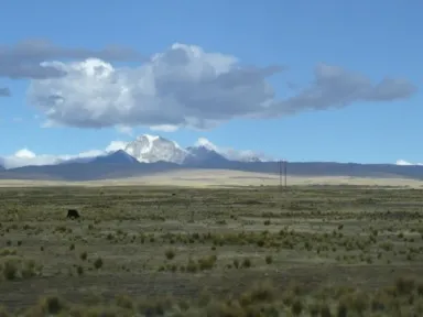 エル・アルトのすぐそばに標高5000m級の山がそびえる光景