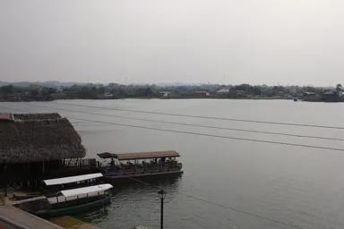 フローレス島のおだやかなペテン・イツァ湖を眺める景色の見どころ