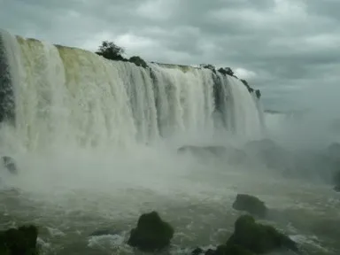 イグアスの滝の音と水煙と風が吹き荒れる様子