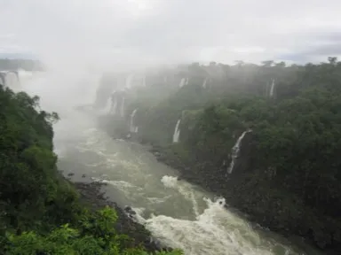 イグアスの滝の最奥の地は霧に包まれた光景