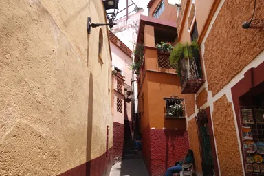 グアナファトの口づけの小道の家が密集した細い路地の景色