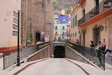 グアナファトのあちこち延びる古びた地下道のトンネルになった入り口の風景