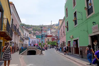 グアナファトの鮮やかな色とりどりの家と地下道への入り口の光景