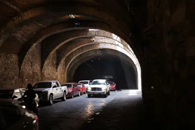 グアナファトの地下道のトンネル内の路上駐車とかもされている光景