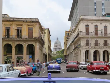 ハバナの道路を走るのはほとんど旧車のオープンタイプのクラシックカーの光景